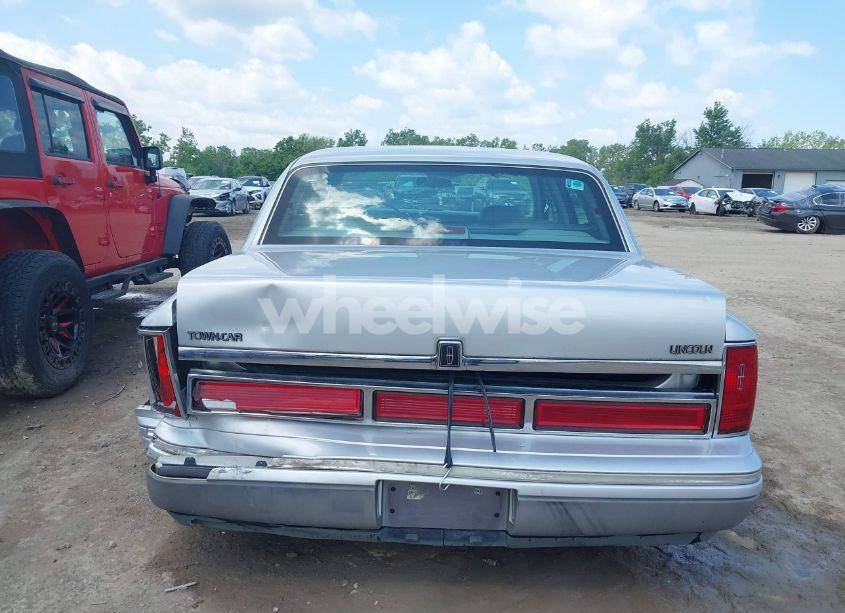 Photo 16 of 1995 Lincoln Town CAR SIGNATURE/SPINNAKER (VIN 1LNLM82W6SY643714)
