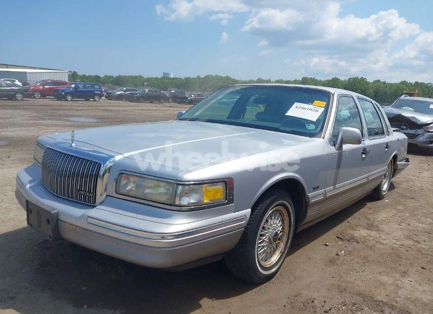 Photo 2 of 1995 Lincoln Town CAR SIGNATURE/SPINNAKER (VIN 1LNLM82W6SY643714)