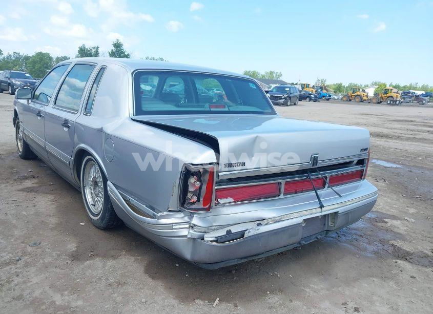 Photo 3 of 1995 Lincoln Town CAR SIGNATURE/SPINNAKER (VIN 1LNLM82W6SY643714)