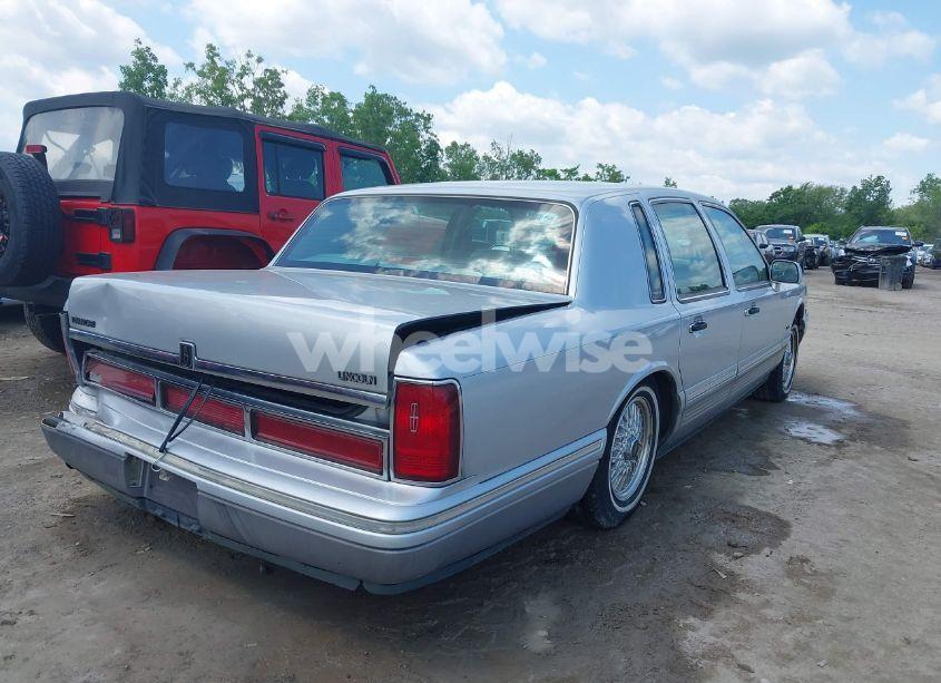 Photo 4 of 1995 Lincoln Town CAR SIGNATURE/SPINNAKER (VIN 1LNLM82W6SY643714)