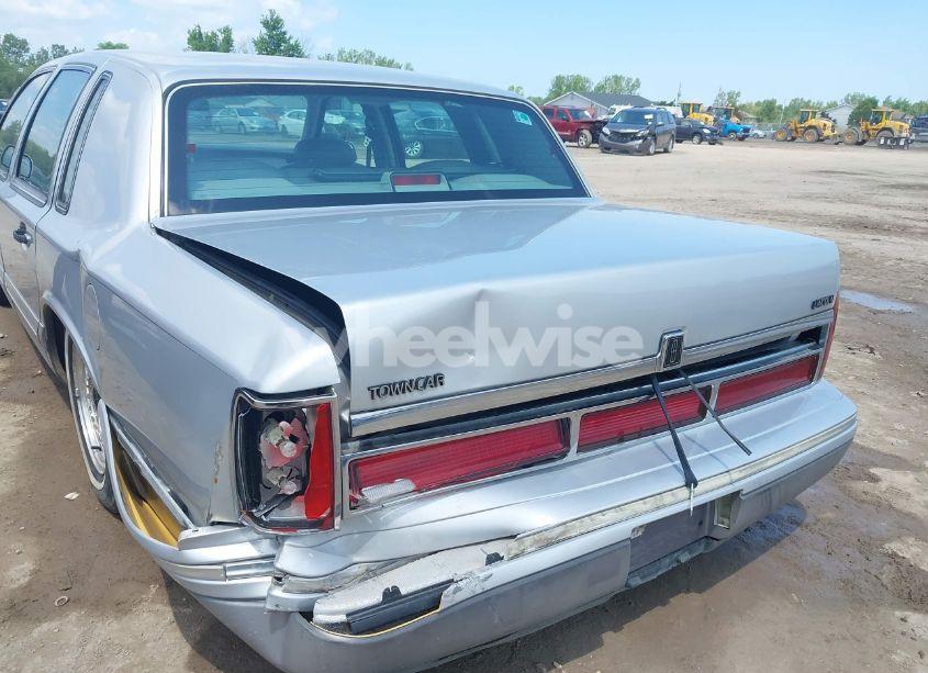 Photo 6 of 1995 Lincoln Town CAR SIGNATURE/SPINNAKER (VIN 1LNLM82W6SY643714)