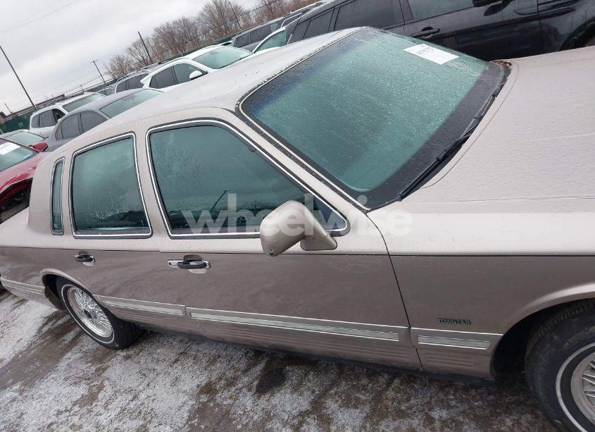 Photo 13 of 1995 Lincoln Town CAR SIGNATURE/SPINNAKER (VIN 1LNLM82W8SY604137)