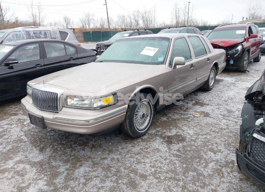 Photo 2 of 1995 Lincoln Town CAR SIGNATURE/SPINNAKER (VIN 1LNLM82W8SY604137)