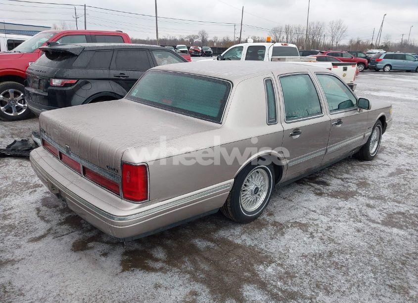 Photo 4 of 1995 Lincoln Town CAR SIGNATURE/SPINNAKER (VIN 1LNLM82W8SY604137)