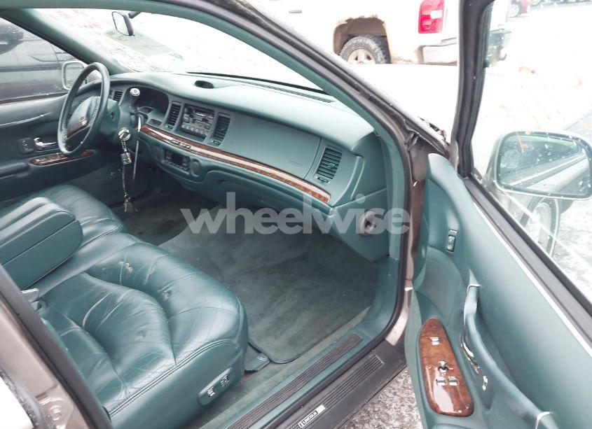 Photo 5 of 1995 Lincoln Town CAR SIGNATURE/SPINNAKER (VIN 1LNLM82W8SY604137)