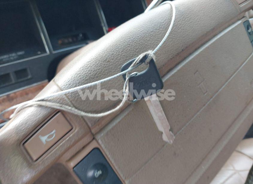 Photo 11 of 1994 Lincoln Town CAR SIGNATURE/TOURNAMENT (VIN 1LNLM82W9RY619157)