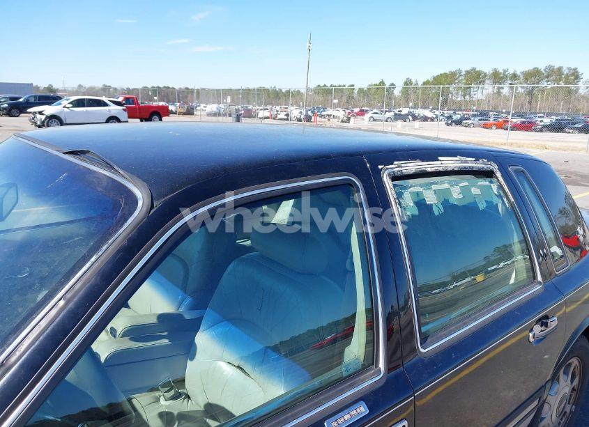 Photo 6 of 1997 Lincoln Town CAR SIGNATURE (VIN 1LNLM82W9VY689638)