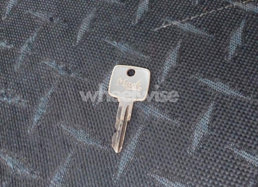 Photo 10 of 2016 Mack 600 CXU600 (VIN 1M1AW01Y8GM007871)