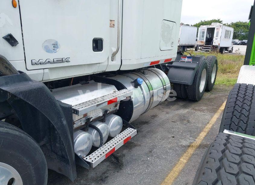 Photo 11 of 2011 Mack 600 CXU600 (VIN 1M1AW07YXBM016555)