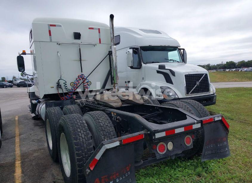 Photo 3 of 2011 Mack 600 CXU600 (VIN 1M1AW07YXBM016555)