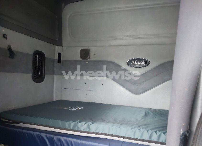 Photo 6 of 2011 Mack 600 CXU600 (VIN 1M1AW07YXBM016555)