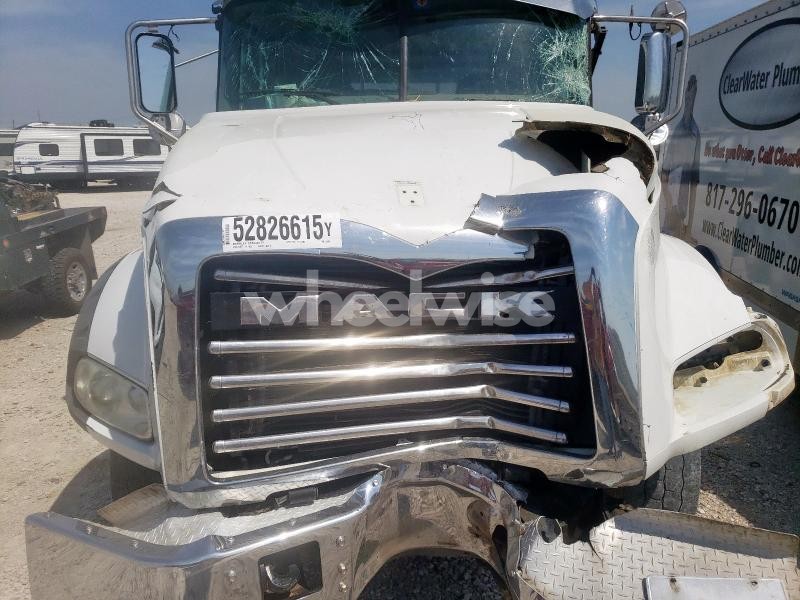 Photo 10 of 2022 MACK GRANITE ROLL-OFF CONTAINER TRUCK N/A (VIN 1M2GR2GC6NM026601)