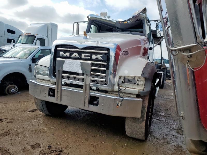 Photo 2 of 2020 MACK GRANITE ROLL-OFF CONTAINER TRUCK N/A (VIN 1M2GR4GC3LM011501)