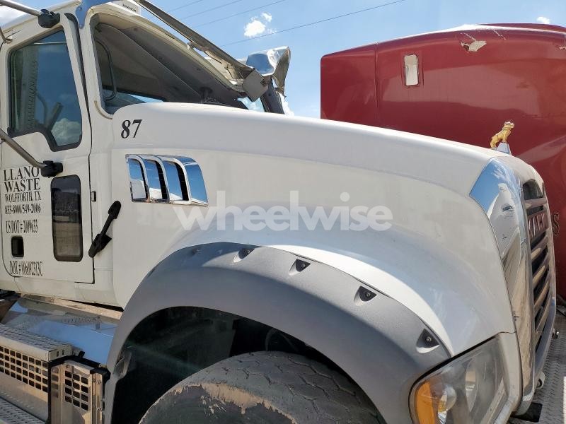 Photo 4 of 2020 MACK GRANITE ROLL-OFF CONTAINER TRUCK N/A (VIN 1M2GR4GC3LM011501)