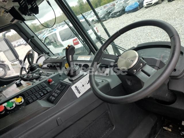 Photo 3 of 2022 MACK LR N/A (VIN 1M2LR2GC7NM006095)