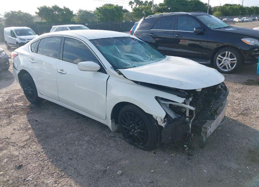 2015 Nissan Altima 2.5 S (VIN 1N4AL3AP0FN398563) main photo