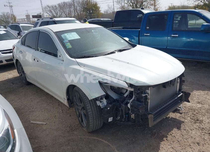 2018 Nissan Altima 2.5 SR (VIN 1N4AL3AP0JC140225) main photo