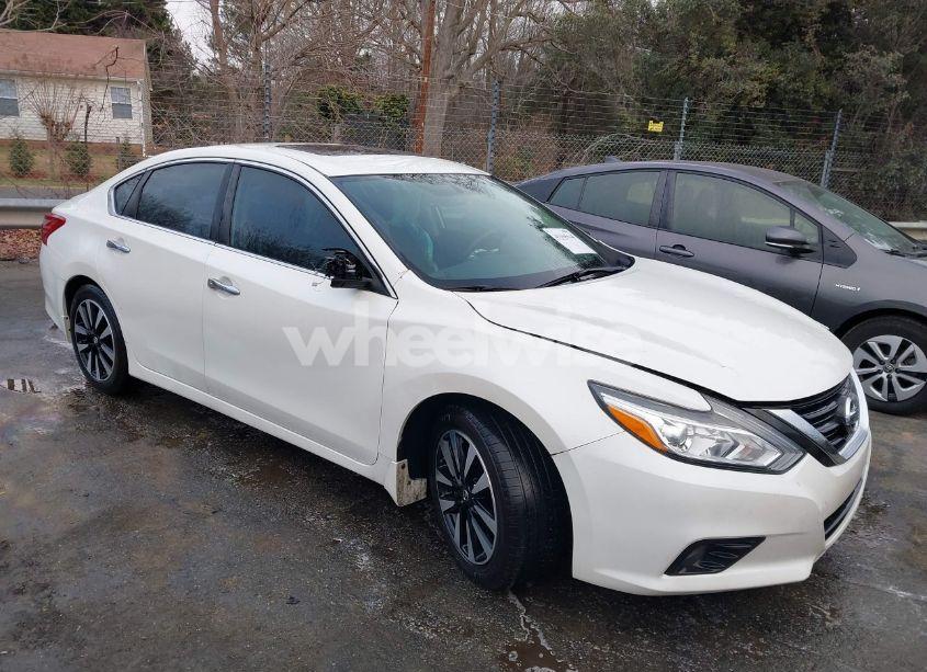 2018 Nissan Altima 2.5 SV (VIN 1N4AL3AP0JC172799) main photo