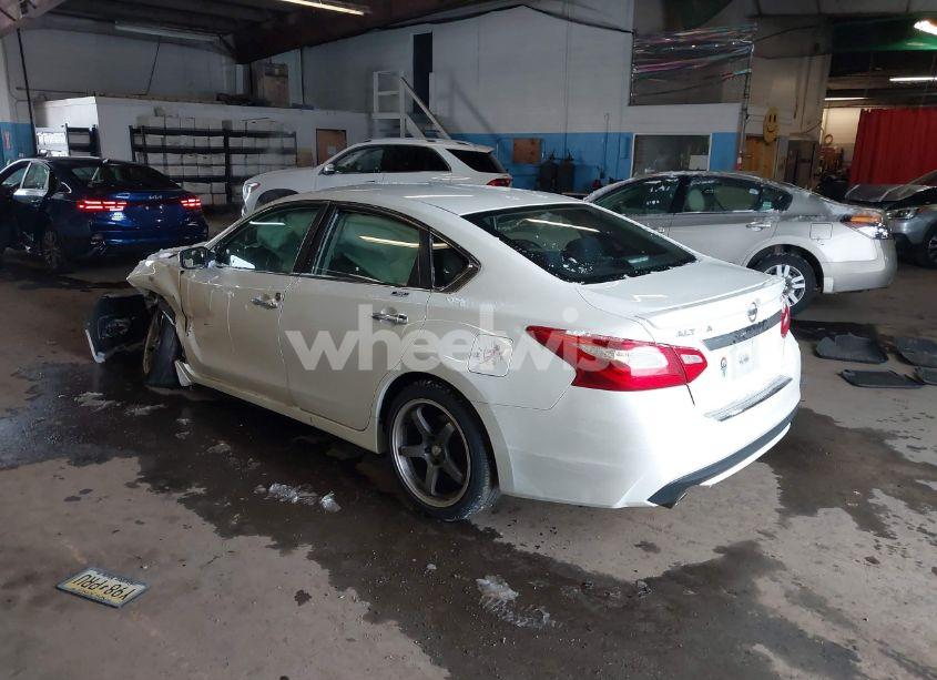 Photo 3 of 2016 Nissan Altima 2.5 SR (VIN 1N4AL3AP1GC174425)