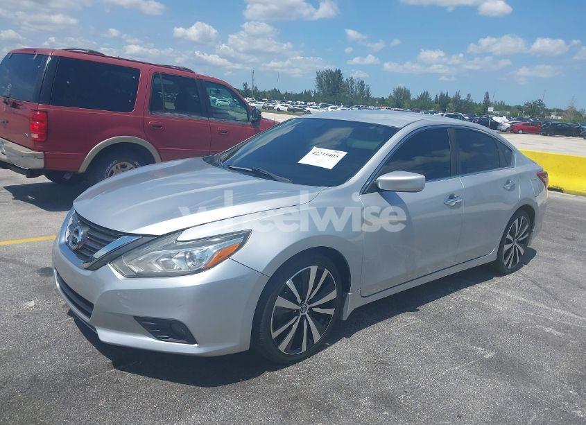 Photo 2 of 2017 Nissan Altima 2.5 SR (VIN 1N4AL3AP2HC164553)