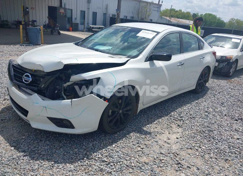 Photo 2 of 2018 Nissan Altima 2.5 SR (VIN 1N4AL3AP2JC228189)