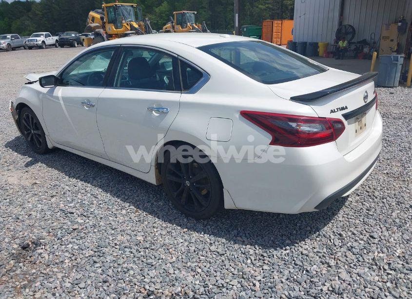 Photo 3 of 2018 Nissan Altima 2.5 SR (VIN 1N4AL3AP2JC228189)