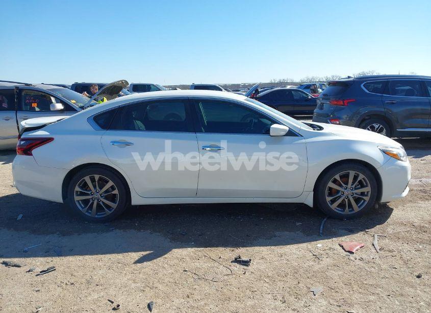 Photo 13 of 2018 Nissan Altima 2.5 SR (VIN 1N4AL3AP2JC269874)