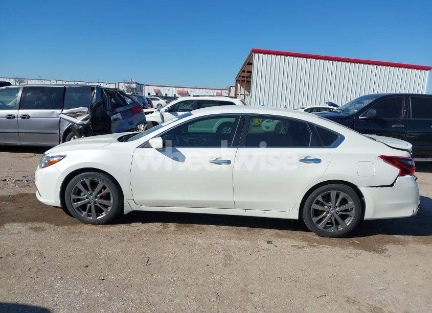 Photo 14 of 2018 Nissan Altima 2.5 SR (VIN 1N4AL3AP2JC269874)
