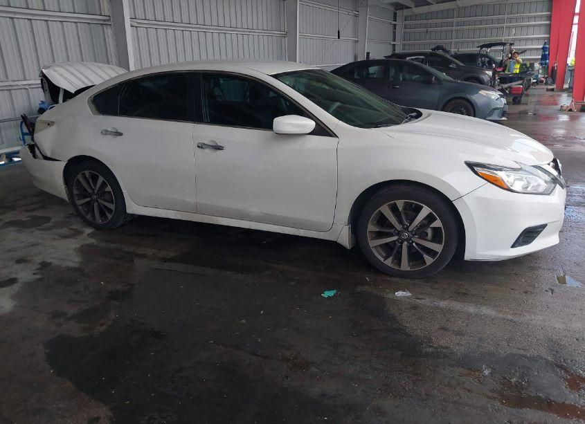 2017 Nissan Altima 2.5 SR (VIN 1N4AL3AP3HN332351) main photo