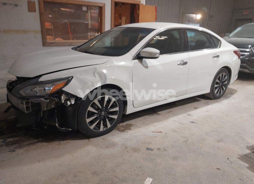 Photo 2 of 2018 Nissan Altima 2.5 SL (VIN 1N4AL3AP3JC143099)