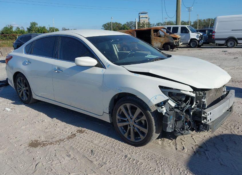 2018 Nissan Altima 2.5 SR (VIN 1N4AL3AP3JC184834) main photo