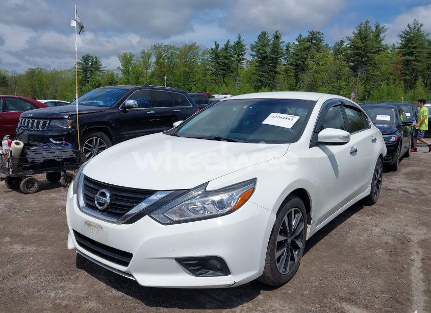 Photo 2 of 2018 Nissan Altima 2.5 SL (VIN 1N4AL3AP3JC185014)