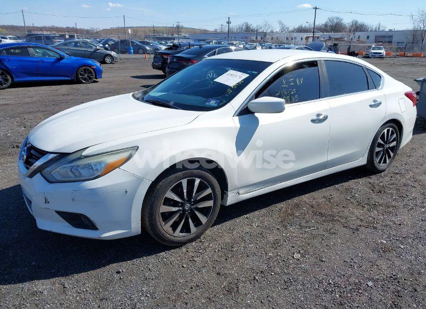 Photo 2 of 2018 Nissan Altima 2.5 SV (VIN 1N4AL3AP3JC199690)
