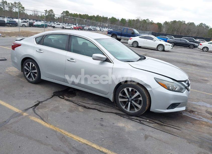 2017 Nissan Altima 2.5 SR (VIN 1N4AL3AP4HC272947) main photo