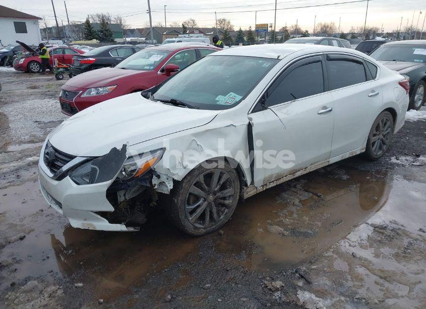 Photo 2 of 2018 Nissan Altima 2.5 SR (VIN 1N4AL3AP4JC268130)