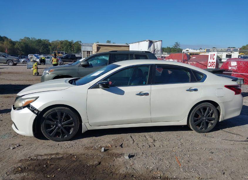 Photo 14 of 2018 Nissan Altima 2.5 SR (VIN 1N4AL3AP4JC474757)