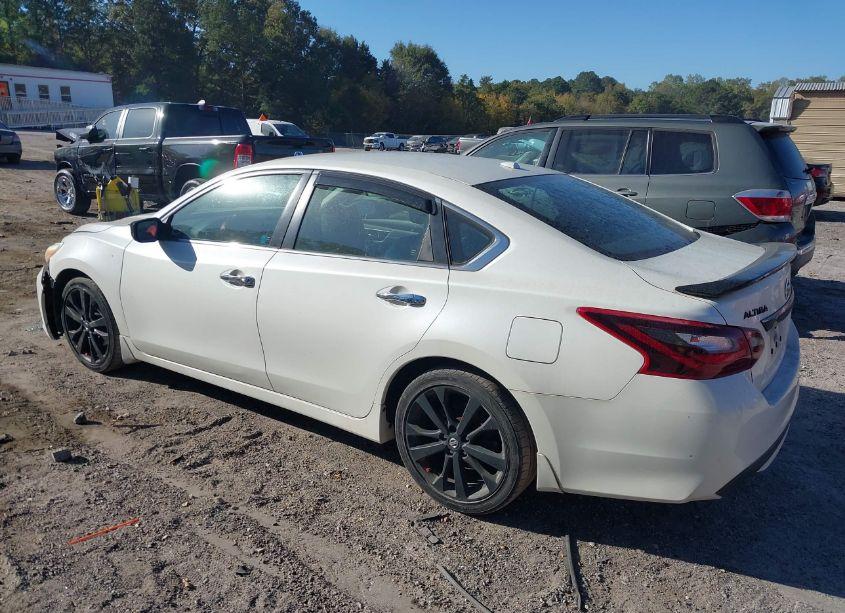 Photo 3 of 2018 Nissan Altima 2.5 SR (VIN 1N4AL3AP4JC474757)