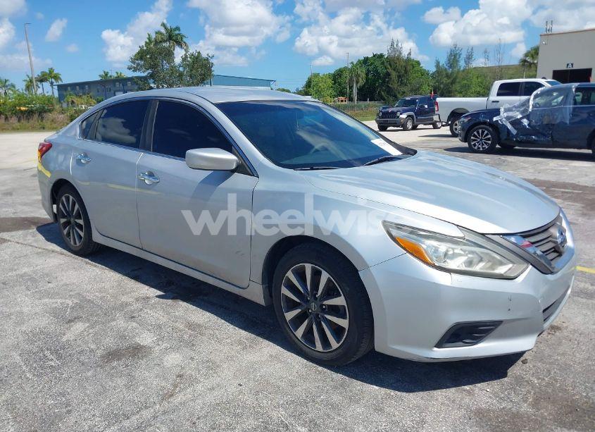 2017 Nissan Altima 2.5 SV (VIN 1N4AL3AP5HC251430) main photo
