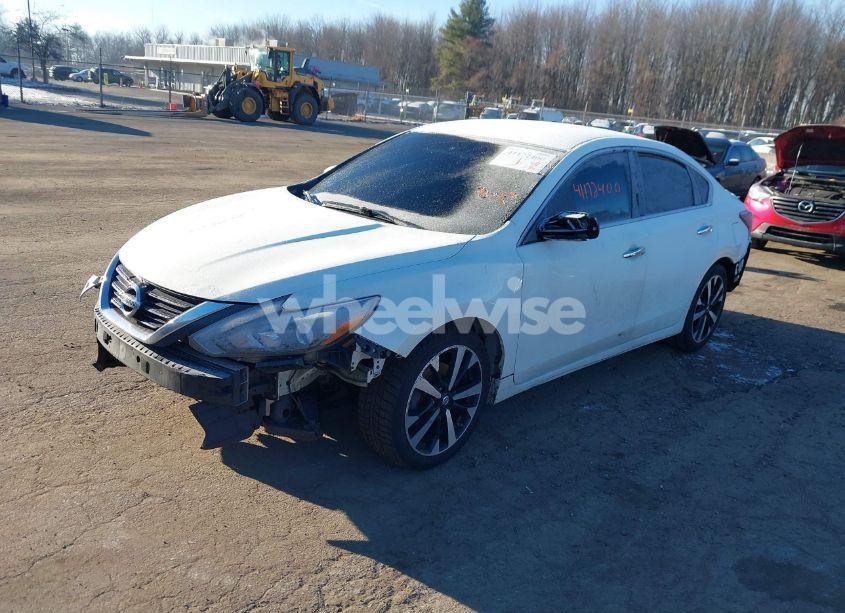 Photo 2 of 2018 Nissan Altima 2.5 SR (VIN 1N4AL3AP5JC112811)