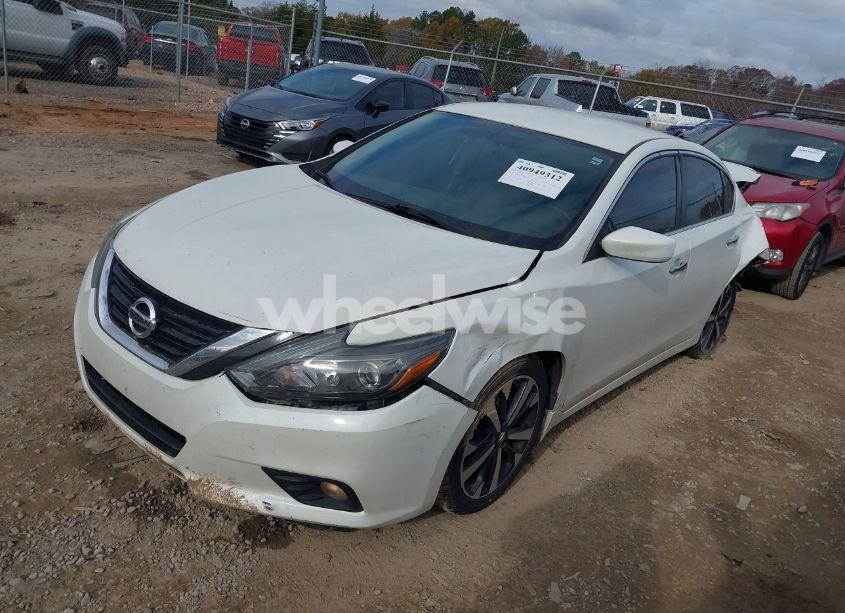 Photo 2 of 2018 Nissan Altima 2.5 SR (VIN 1N4AL3AP5JC192644)