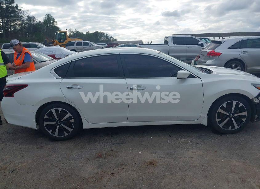 Photo 14 of 2018 Nissan Altima 2.5 SR (VIN 1N4AL3AP5JC283610)