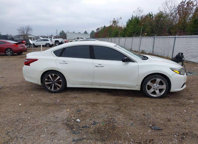 Photo 12 of 2017 Nissan Altima 2.5 SR (VIN 1N4AL3AP6HN352495)