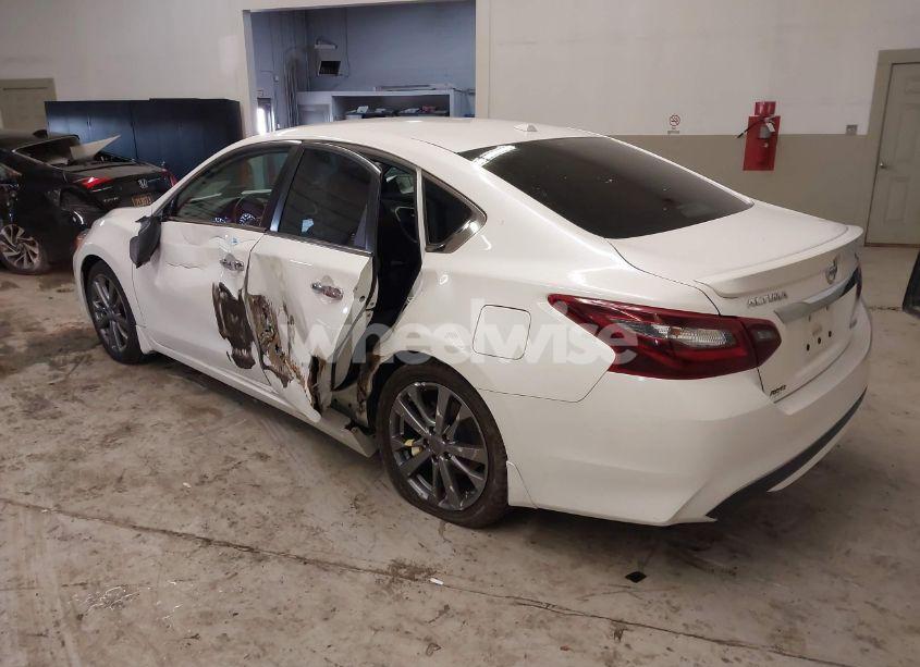 Photo 3 of 2018 Nissan Altima 2.5 SR (VIN 1N4AL3AP6JC142853)