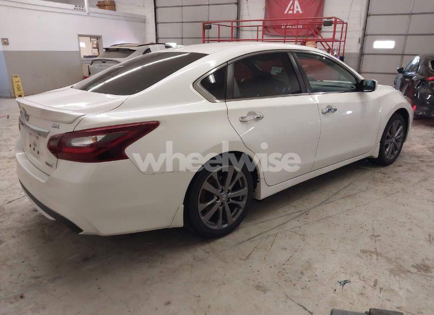 Photo 4 of 2018 Nissan Altima 2.5 SR (VIN 1N4AL3AP6JC142853)