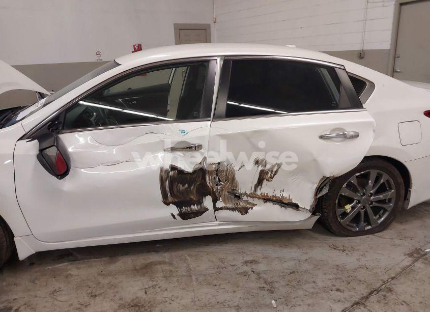 Photo 6 of 2018 Nissan Altima 2.5 SR (VIN 1N4AL3AP6JC142853)