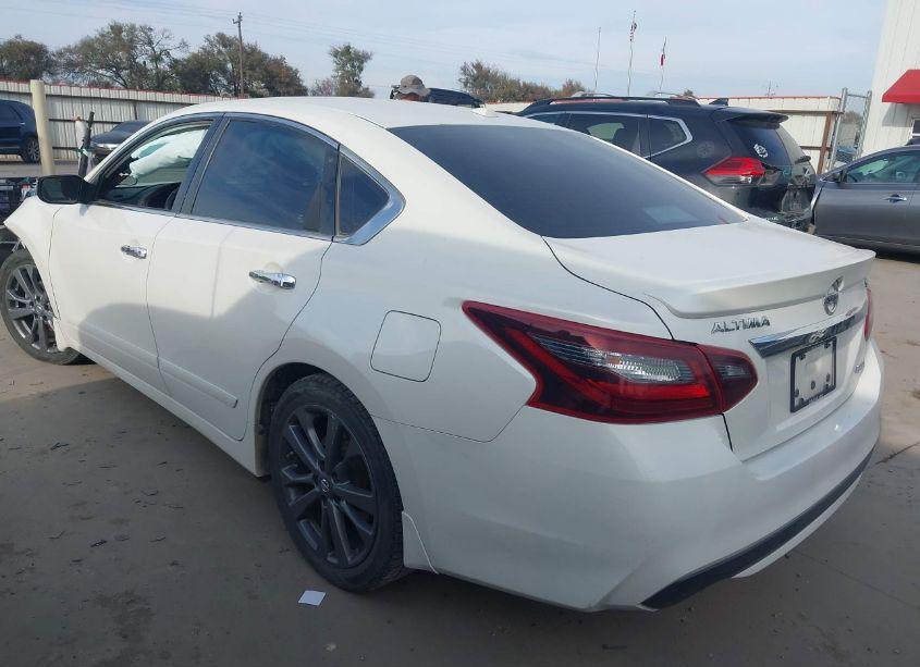 Photo 3 of 2018 Nissan Altima 2.5 SR (VIN 1N4AL3AP6JC268310)