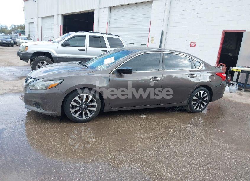 Photo 14 of 2017 Nissan Altima 2.5/2.5 S/2.5 SL/2.5 SR/2.5 SV (VIN 1N4AL3AP7HC114571)