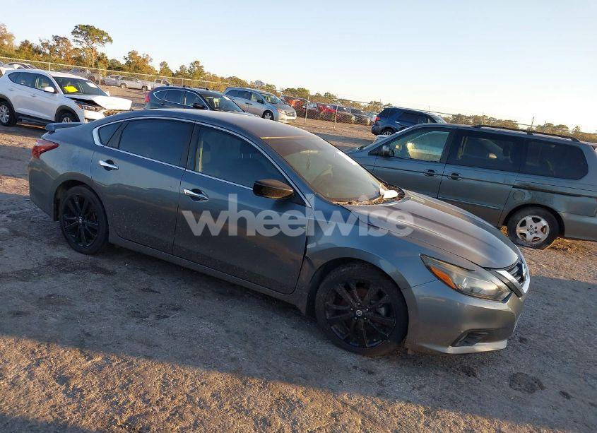 2017 Nissan Altima 2.5 SR (VIN 1N4AL3AP8HC243824) main photo