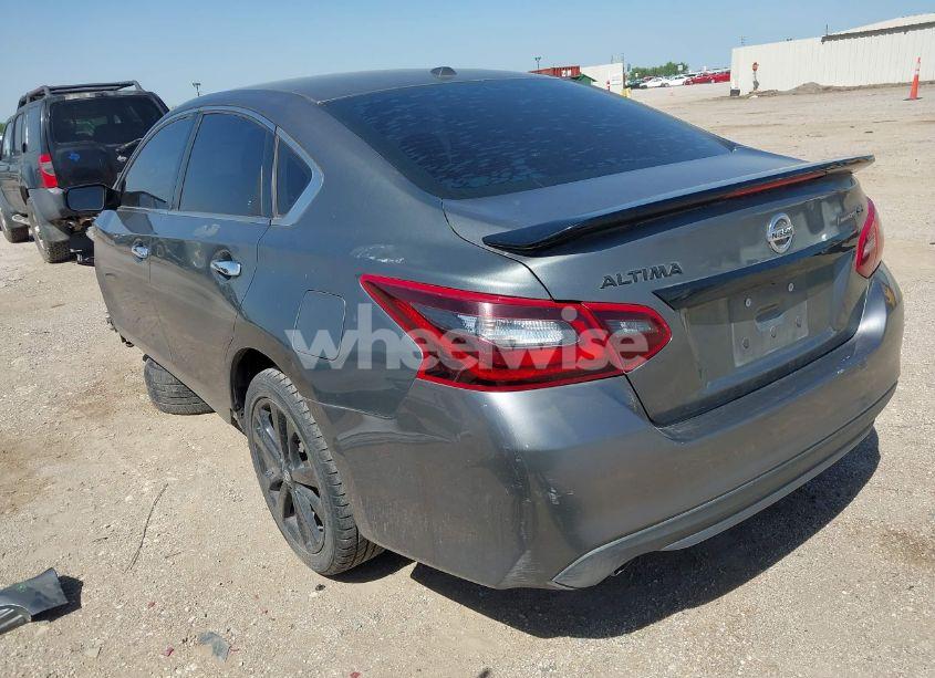 Photo 3 of 2018 Nissan Altima 2.5 SR (VIN 1N4AL3AP8JC278837)