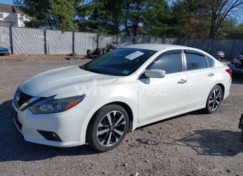 Photo 2 of 2018 Nissan Altima 2.5 SR (VIN 1N4AL3AP9JC101312)